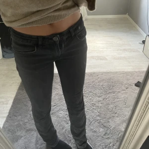 Strandivarius jeans - Säljer ett par mörka grå jeans från strandivarius. Dom är Lågmidjade.💞liten defekt över knät men syns knappt💞köpta för 370kr