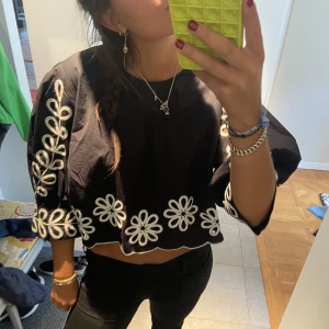 Topp  - Så fin och unik topp från Hm. Den är i storlek XL men den blir bra lång och Bach på mig som är en S/M❤️❤️