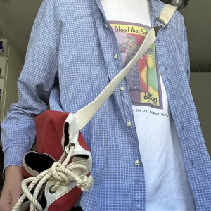 Vintage båt väska - Super fin vintage gammal båt väska gjord i canvas med ett rep för att stänga, unikt plagg men också väldigt praktiskt som ex gymväska, väldigt stor