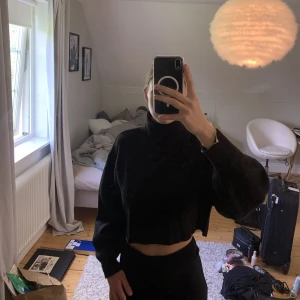Stickad tröja - Svart stickad tröja med krage, inga tecken på användning, från hm