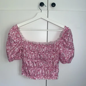Söt topp - Söt rosa blommig topp. Är oanvänd. Storlek S/36😊