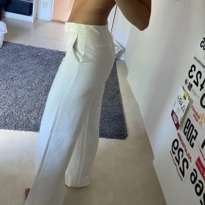 Vita byxor från Massimo Dutti  - Vita långa tunga kostymbyxor från Massiomodutti. Använda en 1 gång. Mycket bra skicka samt bra kvalitet.  Jag är 175 och de är lite för långa för mig.