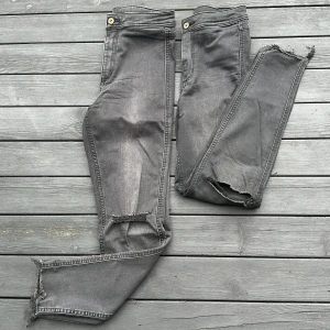 Skinny jeans  - Tunna skinny jeans, favoriter då jag har 2 likadan. Hög midja, sköna och mjuka. Även 27 kan nog ha dom, stretchar bra. 130kr st 