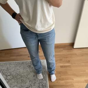 Ett par ljusblå Levis jeans i modell ”514”🥶Jeansen är herrmodel i storlek W31, L32 och är en low/mid waistbyxa! 🥳 skulle säga  allt mellan 36-40 damstorlek, beroende på önskad passform!🙌🏻