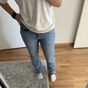 Levis Jeans - Ett par ljusblå Levis jeans i modell ”514”🥶Jeansen är herrmodel i storlek W31, L32 och är en low/mid waistbyxa! 🥳 skulle säga  allt mellan 36-40 damstorlek, beroende på önskad passform!🙌🏻