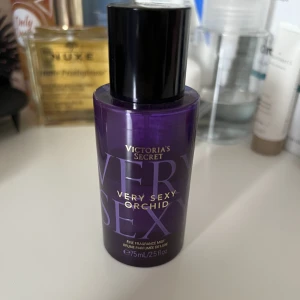 Victoria secret - En victoria secret parfym i lukten orchid. Otroligt fräsch och håller länge. 60% kvar.  Vid frågor skriv till mig. Pris går att diskutera 🫶🏼