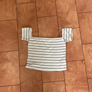 Randig topp😊 - Randig topp från JACQUELINE de YONG i storlek medium❤️Den är för stor för mig så det är därför jag inte använder den.