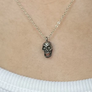 Handgjort döskalle halsband  - Säljer nu massa halsband, du hittar alla i min profil! Halsbanden är 42cm runt❣️👌🏻