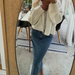 Maxi Jeanskjol Zara - Maxi jeanskjol från zara🫶🏽 Använd 2-3 gånger och är i fint skick! Har en slits bak🩷 Storlek: 38 Köparen står för frakt🩷