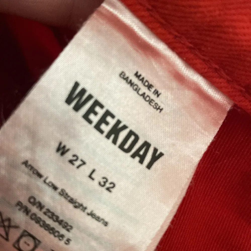 Säljer mina weekday jeans i modellen low arrow i stl W27L32  som är använda ett fåtal gånger. Säljer pga att de är för små. Skriv till mig privat om du har frågor❤️. Jeans & Byxor.