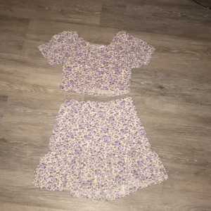 En blommig set  - Ett blommigt set för 45 kr används 10 gånger i storlek 134/140