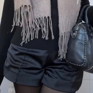 Helt nya satinshorts från zara - Helt nya satinshorts från zara i storlek xs. Slutsålda på hemsidan