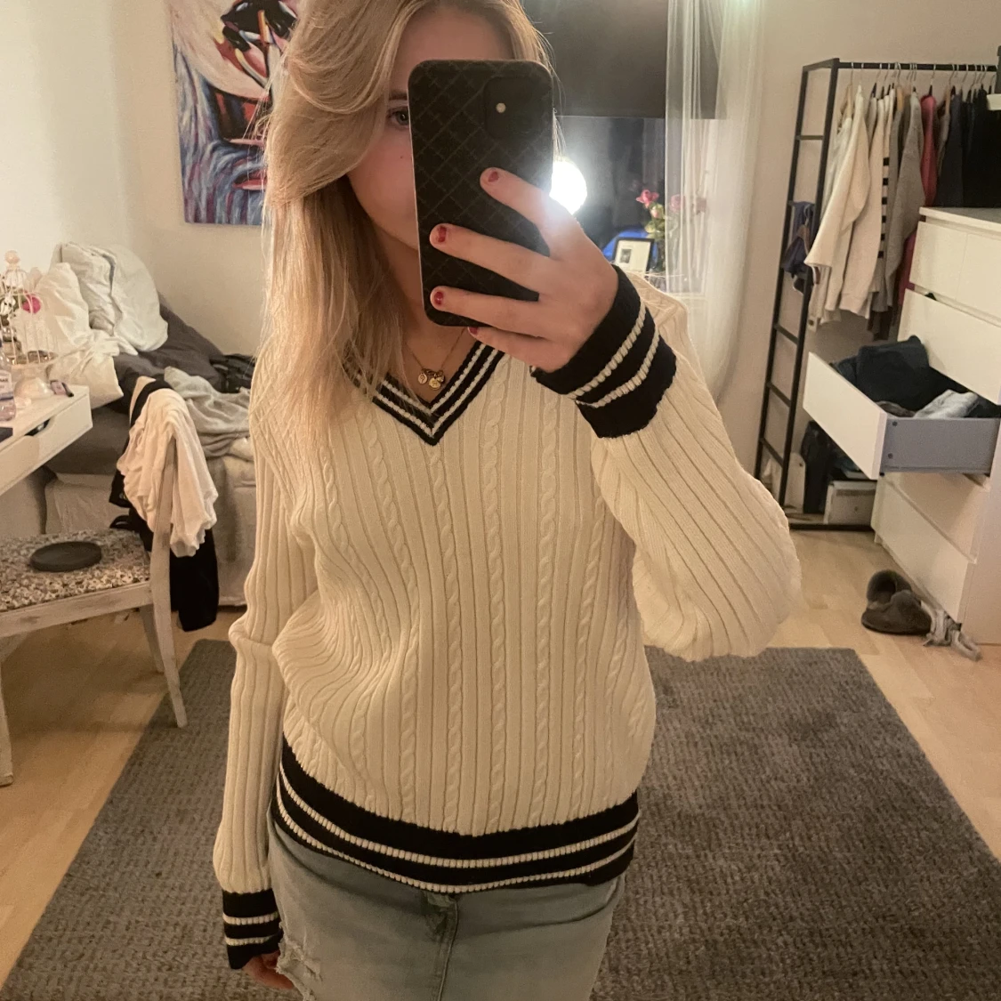 Stickad vit tröja med blå detaljer 💙