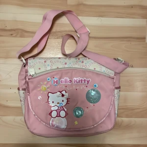 Supersöt rosa adidas väska - ANVÄND INTE KÖP DIREKT!!💞Sötaste rosa Hello Kitty väskan som passar till tex skolväska! Köpt second hand men knappt använd av mig, dock smuts/mögel (är osäker) i ett litet fack (bild 2+3) det är inget som stört mig utan jag har bara inte användt facket. 