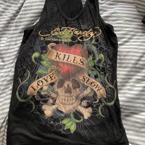 Ed Hardy linne - Säljer mitt äkta Ed Hardy linne då jag aldrig använder den längre. Köptes för 450 kr. Några av paljetterna saknas som man kan se på bild 1. 🫶🫶