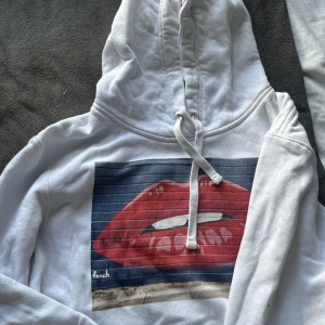 The cool elephant hoodie  - Säljer denna hoodie från the cool elephant ”lips hoodie” det är storlek xs men skulle säga att den passar s    också! Säljer då den inte längre kommer till användning. Nypris är 599 å jag säljer för 300, pris går att diskuteras🤍