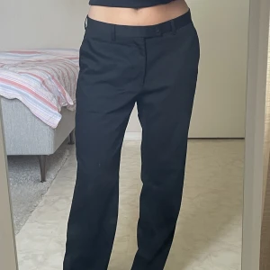 Kostymbyxor - Ett par baggy lågmidjade kostymbyxor köpta från Sellpy. Jättebra skick. Går ner till marken på mig som är 164. 