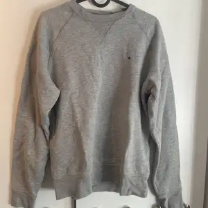 Säljer en grå Tommy Hilfiger crewneck tröja. Inga fläckar bara lite skrynklig. Kan säljas för ett lågt pris.