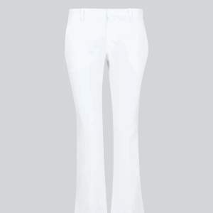 Vita lågmidjade kostymbyxor i storlek 34, petite. Aldrig använda och prislappen är kvar❤️ slutsålda på hemsidan