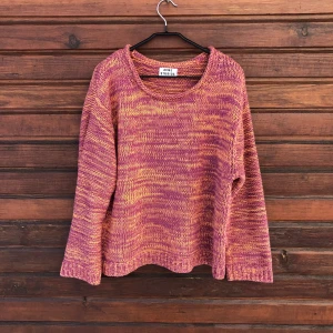 Acne Studios  - Finns med fri frakt på min nya annons 🥰 (andra bilden är lånad)  riktigt snygg stickad Acne tröja  perfekt för hösten 🍁 nypris; 2000kr   Står storlek XS men passar bra för mig som har storlek S-M