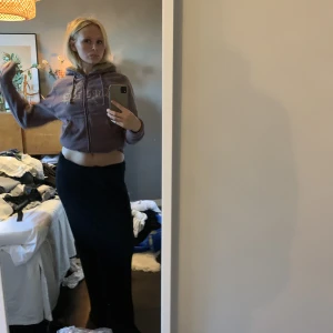 Päls hoodie  - Fluffig lila, päls zipup hoodie. Supervarm o skön!!