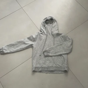 Hoddie - Säljer min gråa basic hoddie som aldrig har kommit till användning så den är ny sick💞 Köpt via nätet på nån butik sinsay🫶🏼 Det står att den är i s men den passar mer som xs Skriv vid frågor och bilder så svarar jag så fort som möjligt 💗