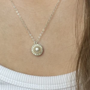 Handgjort pärla + diamanter halsband - Säljer nu massa halsband, du hittar alla i min profil! Halsbanden är 42cm runt❣️👌🏻