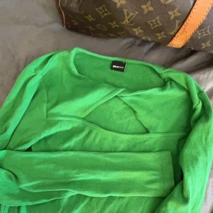 Snygg ”fest” topp!  - Kan användas i många tillfällen och färgen blev väldigt grön i kameran men är lite mörkare egentligen!