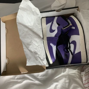 Jordan1s - Helt nya oanvända aldrig testade jordan 1s pris går att diskuteras vid snabb affär 