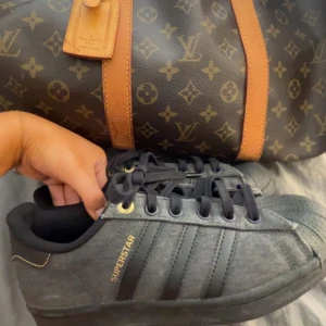 Superstar! Adidas skor!  - Perfekta nu till hösten och helt i ny skick!!!