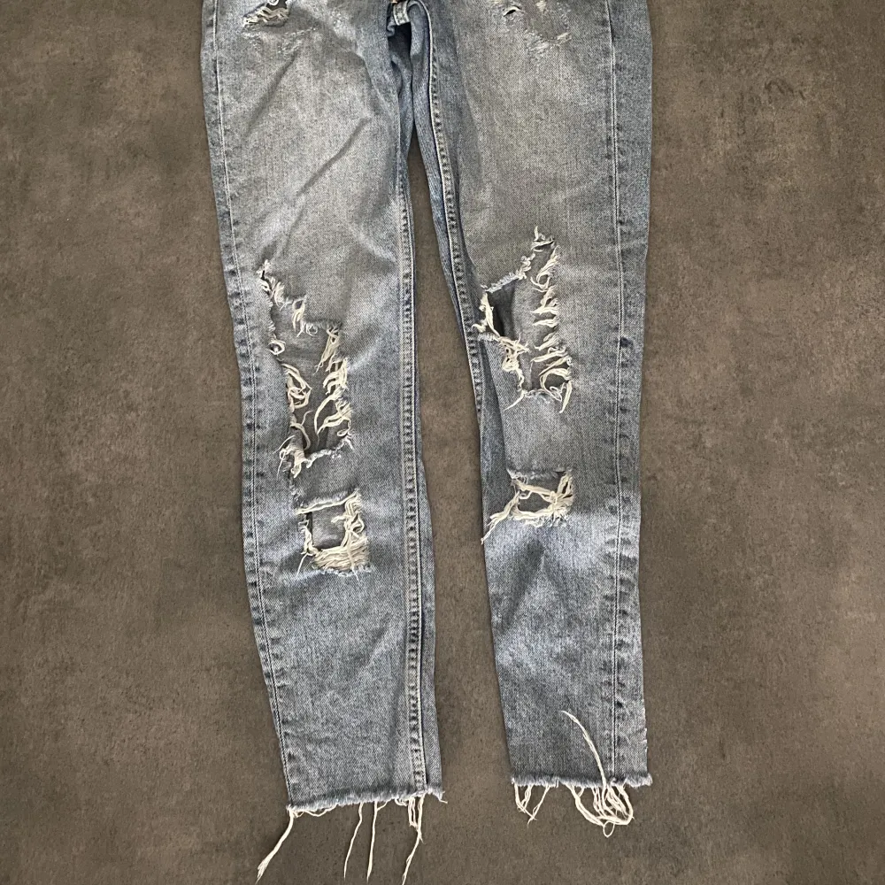 Håliga jeansbyxor från Bik bok i storlek xs. I gott skick.. Jeans & Byxor.