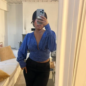 Topp gina - Blå mönstrad topp från Gina i xs. Frakt tillkommer