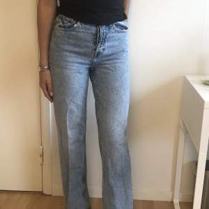 Superfina straight-fit jeans från H&M, divided! Köpte de för 299 och säljer då de inte  kommer till användning🥰 De är ganska högmidjade och i väldigt bra skick använda Max 2-3 ggr💕