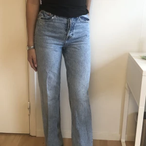 Blåa jeans från hm - Superfina straight-fit jeans från H&M, divided! Köpte de för 299 och säljer då de inte  kommer till användning🥰 De är ganska högmidjade och i väldigt bra skick använda Max 2-3 ggr💕