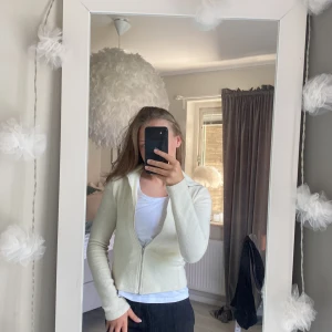 Kofta  - Säljer den här tröjan/koftan från &  other Stories i färgen begie! 