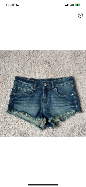 lågmidjade shorts - så fina lågmidjade shorts ifrån hm få dom är för stora på mig och använder aldrig