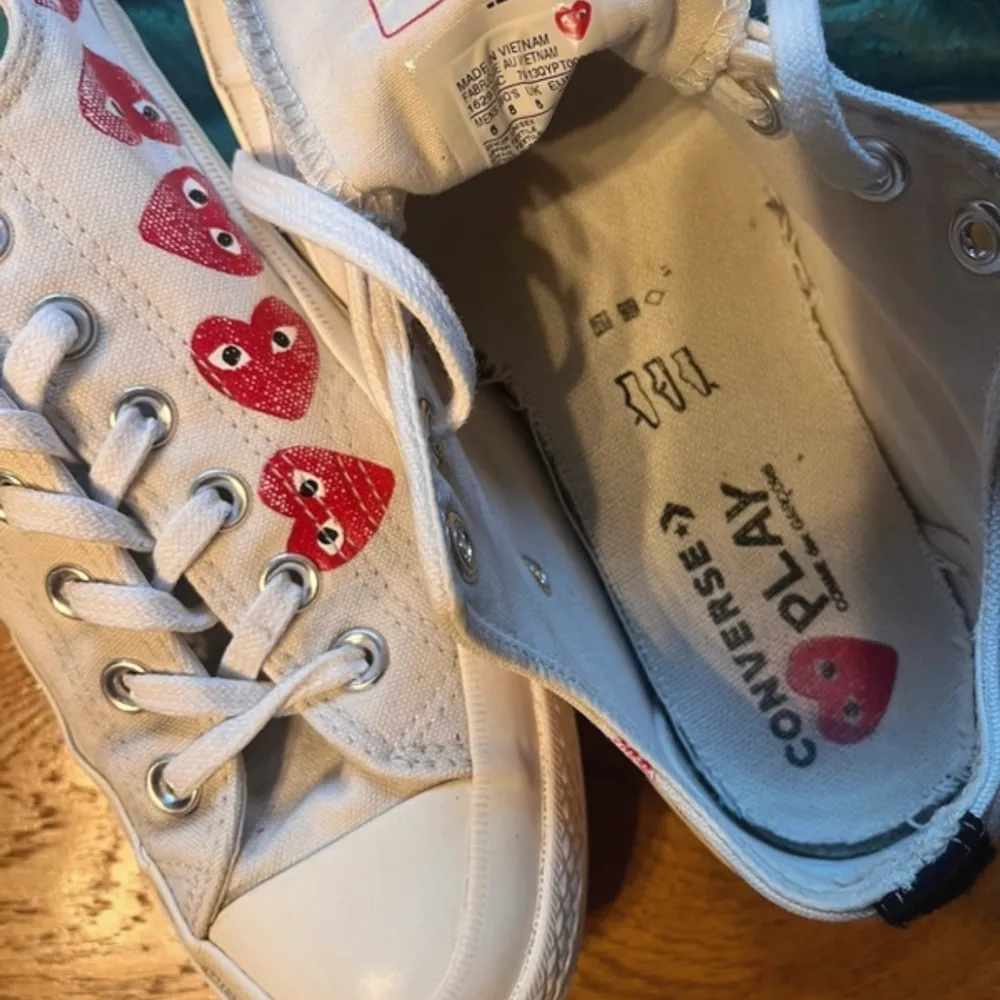 Converse x Play limited edition skor i strl 39. De är i fint skick förutom att lite röd färg har släppt. Om det är många intresserade så blir det budgivning. Klicka alltså inte på köp nu💕Nypris ca 1800kr. Skor.