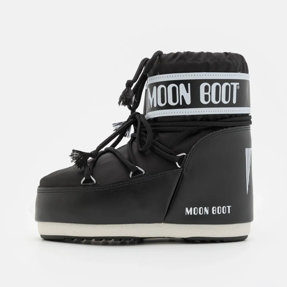 INTRESSEKOLL på mina Moon Boots, knappt använda och kvitto finns 🤍 Vaaste och gulligaste skorna som finns samt vattentäta, perfekt till vinter. Dustbag medföljer självklart 🤍. Skor.
