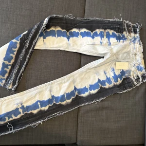 Oanvända jeans från mnml - Säljer ett par oanvända jeans från mnml USA i storlek 32.
