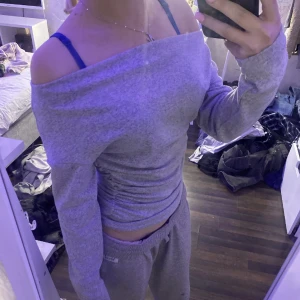 Off shoulder tröja - Storlek xs men passar även s, grå mysig, snygg off shoulder tröja💗