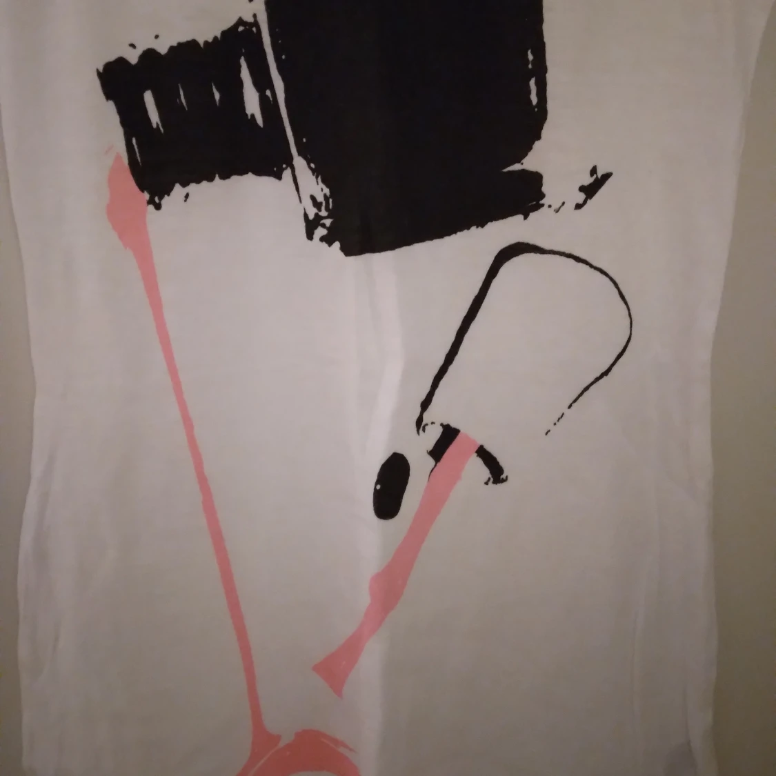 Vitt linne med tryck. Strlk: 32 / XS. Bomull. Felfri. - 2