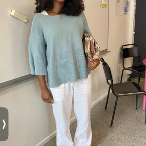 Trekvartsärmad stickad - Stickad tröja! Man kan antingen ha den one shoulder eller som vanligt med trekvartsärm. Guldstjärna på ena ärmen😇 Står strl L men jag brukar ha XS-M 😚