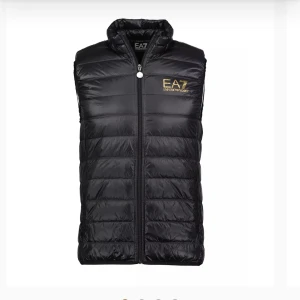 Armani  - Armani väst, bara testad då den är för liten för mig. Storlek M men passar även S. Nypris 1799