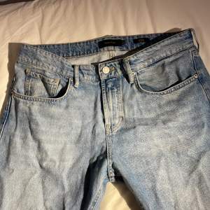 Ett par ljusblå Jassimo Dutti jeans i tapered fit.  Använda ett tiotals gånger men inget fel alls. 