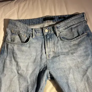 Ett par ljusblå Jassimo Dutti jeans i tapered fit.  Använda ett tiotals gånger men inget fel alls. 