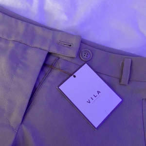 ”kostym” byxor - Säljer dessa fina skönare ”kostymbyxorna” pga att de aldrig har använts. Lappen sitter kvar som ni ser på den sista bilden 🤗💕 De passar mig helt perfekt och är är 162cm lång. Köpte dem för 200kr. 