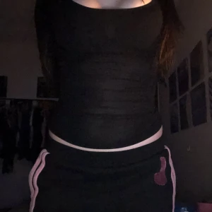 Mjukisbyxor juicy couture  - Mjukisbyxor från juicy couture 😋 lågmidjade, storlek m sitter som en s på mig men stretchiga!