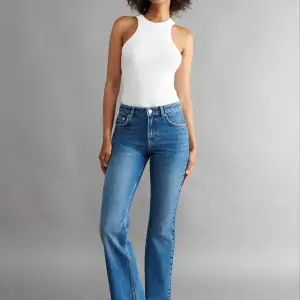 Säljer dessa bootcut jeans från Gina tricot få dom blivit för små för mig. Bra skick.