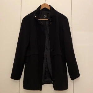 Kappa - Säljer denna sjukt snygga kappa från Mango då den tyvärr blivit för liten för mig. Det är inte en lång kappa utan den slutar typ precis under rumpan på mig som är 168. 