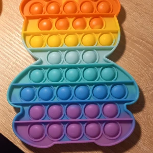 Pop its❤️ - Fem pop its i olika färger och former. Säljer för 20ke styck, priser kan diskuteras beroende på vilken. Orginal pris är mellan 79kr-120kr💕 Köpta från amazon.